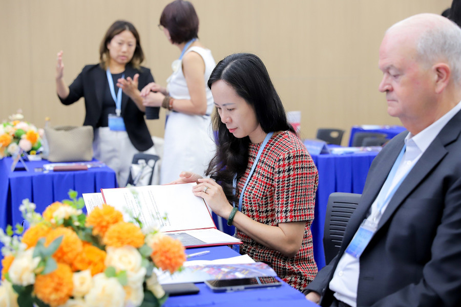 Các đại biểu cùng thảo luận về các chiến lược nâng cao năng lực cạnh tranh và hội nhập của doanh nghiệp Việt. (Ảnh: VLU) img-8761.jpg