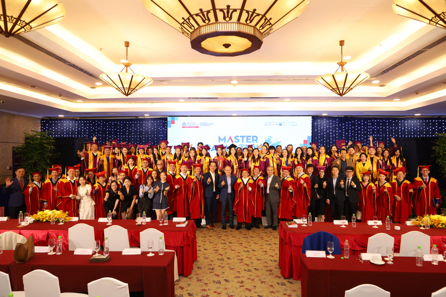 80 tân thạc sĩ tốt nghiệp đợt này của Trường ĐH Hoa Sen (HSU) được trao bằng tốt nghiệp. 5-le-tot-nghiep-va-khai-giang-chuong-trinh-thac-si-cua-truong-dai-hoc-hoa-sen.jpg