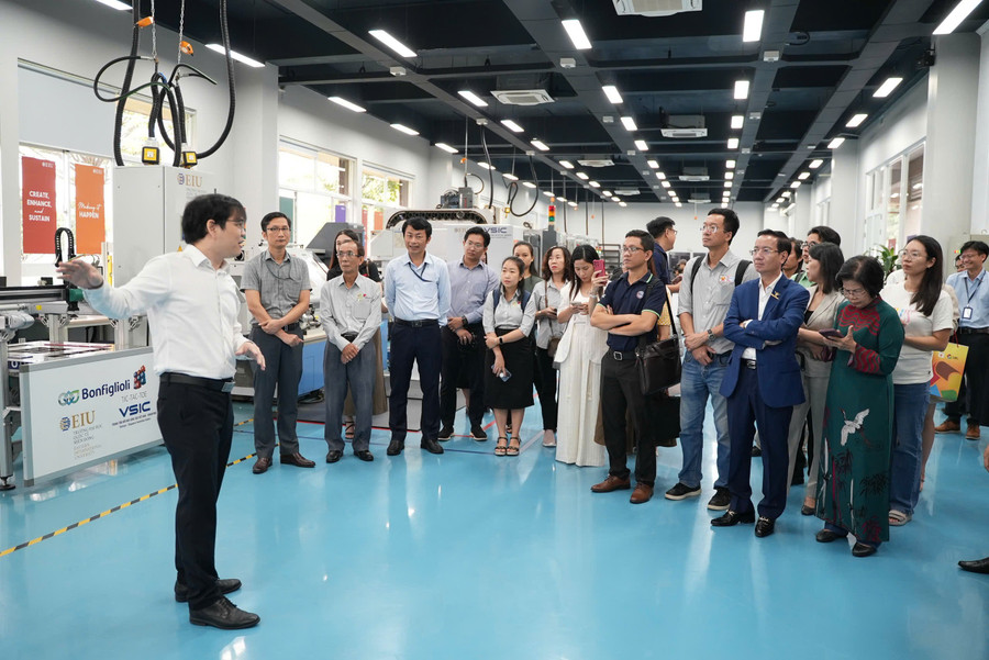 TS Ngô Minh Đức, Hiệu trưởng Trường Đại học Quốc tế Miền Đông giới thiệu các giải pháp chuyển đổi xanh từ nhà trường. fb0a9b59-d4b5-4a01-9a14-c0fc77bf68f8.jpg