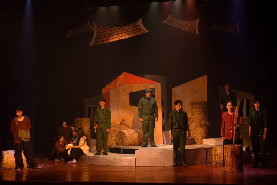 Phân cảnh bà Muộn bênh vực con dâu bị mang tiếng “hủ hóa” trong vở kịch.