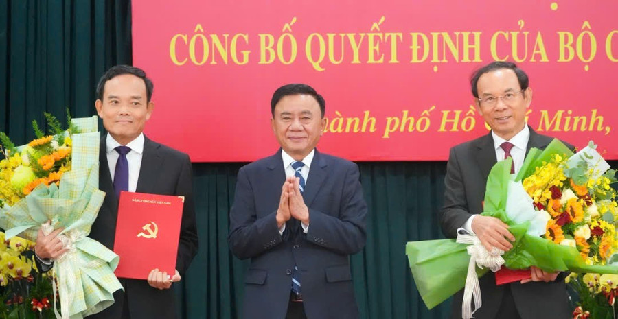 Thường trực Ban Bí thư Trần Cẩm Tú (giữa) trao các quyết định, tặng hoa ông Nguyễn Văn Nên (phải) và ông Trần Lưu Quang (trái) tại hội nghị. (Ảnh: M.Q)