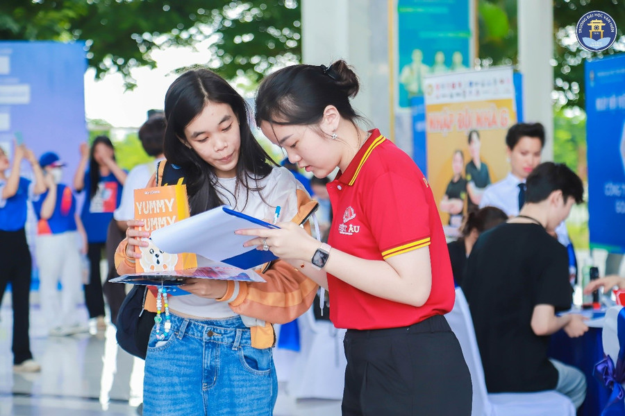 VHU JOB FAIR 2025 là một trong số các sự kiện trọng điểm, thu hút sinh viên các ngành tham gia. vh-1.jpg