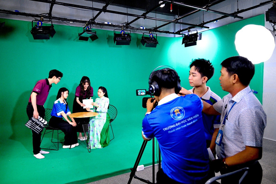 Sinh viên ngành Truyền thông đa phương tiện trong giờ học thực tế tại studio của trường. vh13.jpg