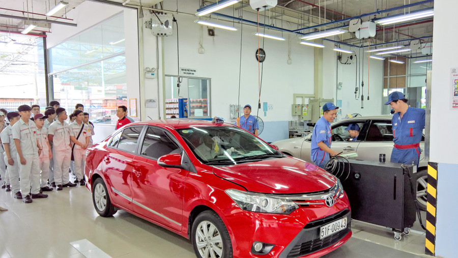 Sinh viên Trường Cao đẳng Đại Việt Sài Gòn được thực hành sửa chữa với ô tô hiện đại. 6-img-1831.jpg