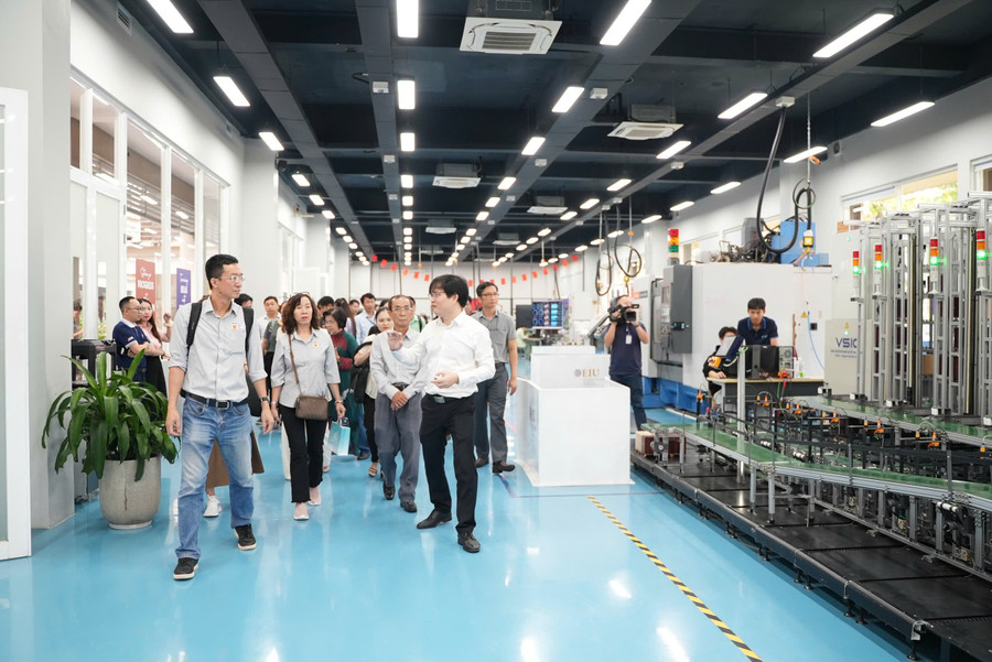 Đại diện Trường ĐH Quốc tế Miền Đông dẫn các doanh nghiệp, truyền thông tham quan mô hình phòng thực hành hiện đại của trường. 4d35d5723a3bb065e92a.jpg