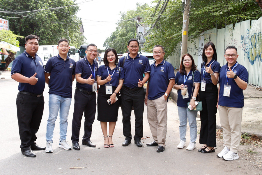 Đoàn cán bộ Trường ĐH Nguyễn Tất Thành lên đường thực hiện nhiệm vụ kiểm tra kỳ thi tốt nghiệp THPT năm 2025. Ảnh: NTTU. nttu-84.jpg