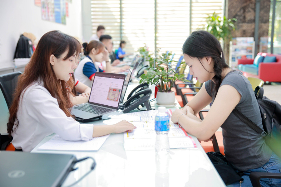 Thí sinh tìm hiểu cơ hội nghề nghiệp ở UEF. (Ảnh: Ngọc Bích) mg-1586-1.jpg