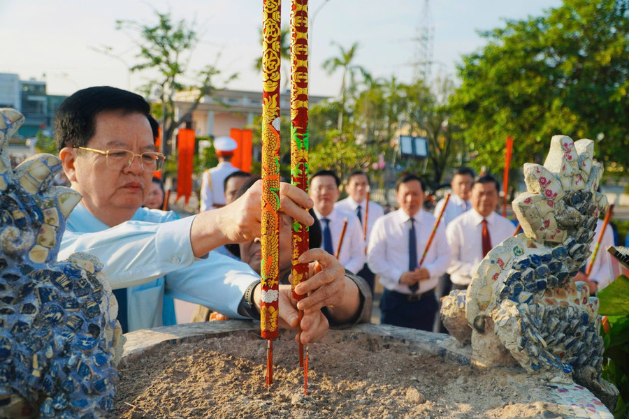 Ủy viên Trung ương Đảng, Phó Thủ tướng Chính phủ Mai Văn Chính dâng hương tại Nghĩa trang Liệt sĩ tỉnh Long An. ptt-chinh.jpg