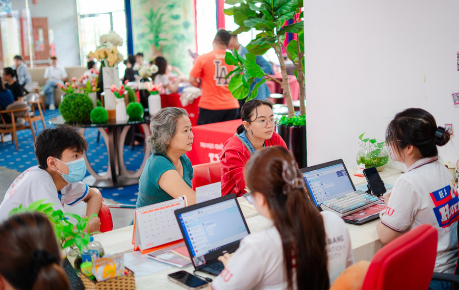 Đông đảo thí sinh, phụ huynh đến HIU tìm hiểu cách thức đăng ký xét tuyển vào HIU sáng ngày 16/7.