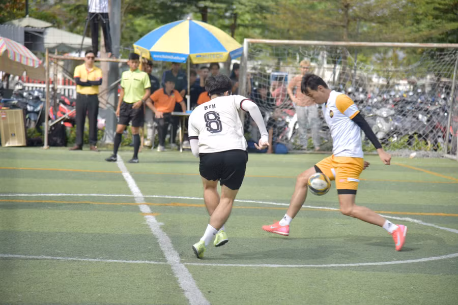 Trận bóng mở màn giải HUTECH Alumni Football 2025.
