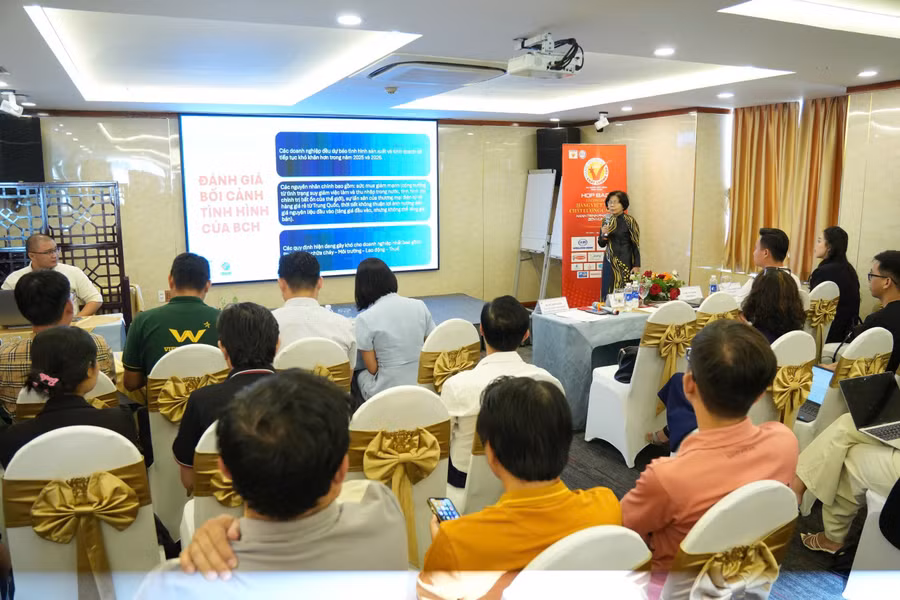 Bà Vũ Kim Hạnh thông tin tại buổi họp báo công bố doanh nghiệp đạt Hàng Việt Nam chất lượng cao năm 2025. (Ảnh: Q.H)