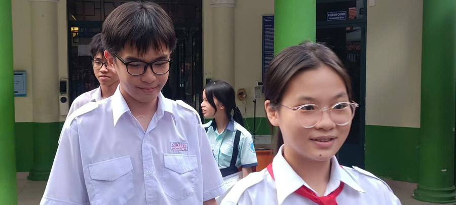 Thí sinh thì tỏ ra hào hứng khi chủ đề xuyên suốt đề Ngữ văn mới mẻ và thú vị. (Ảnh: Quốc Hải) Thí sinh thì tỏ ra hào hứng khi chủ đề xuyên suốt đề Ngữ văn mới mẻ và thú vị. (Ảnh: Quốc Hải)