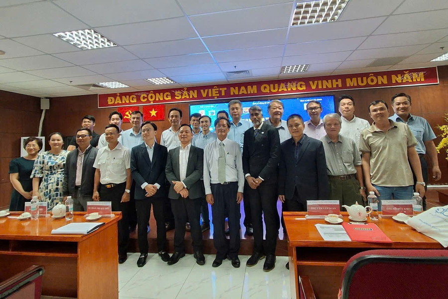 Đại biểu tham gia Hội thảo "Ứng dụng AI phục vụ Tư vấn, Hướng nghiệp và Tuyển sinh" chụp ảnh lưu niệm. (Ảnh: Lâm Ngọc) 2c78555046c2f49cadd3.jpg