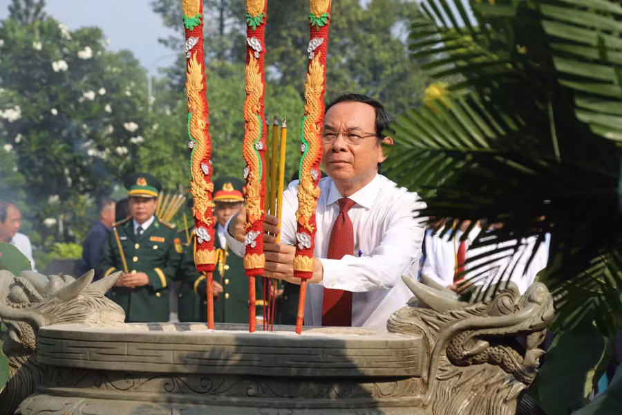 Sáng 29/4, TPHCM tổ chức nhiều buổi lễ dâng hương tưởng niệm các Anh hùng liệt sĩ.