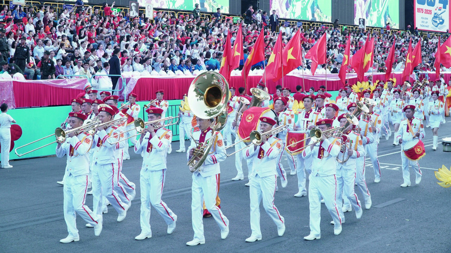 Người dân khắp cả nước và du khách đổ về TPHCM xem diễu binh giúp ngành dịch vụ địa phương đã tăng trưởng mạnh mẽ đến 2 con số. dsc00086.jpg