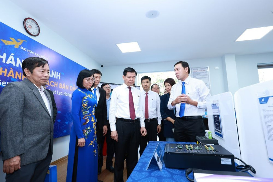 Lãnh đạo UBND tỉnh Đồng Nai tham quan Phòng thực hành Vi mạch Bán dẫn trị giá hơn 6,7 tỷ đồng của của Trường Đại học Lạc Hồng (LHU) . img-1754.jpg