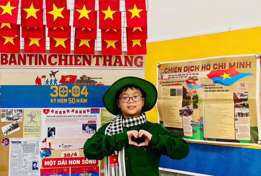 Học sinh Trường Tiểu học Bình Đa (tỉnh Đồng Nai) xúc động về ngày đại lễ.