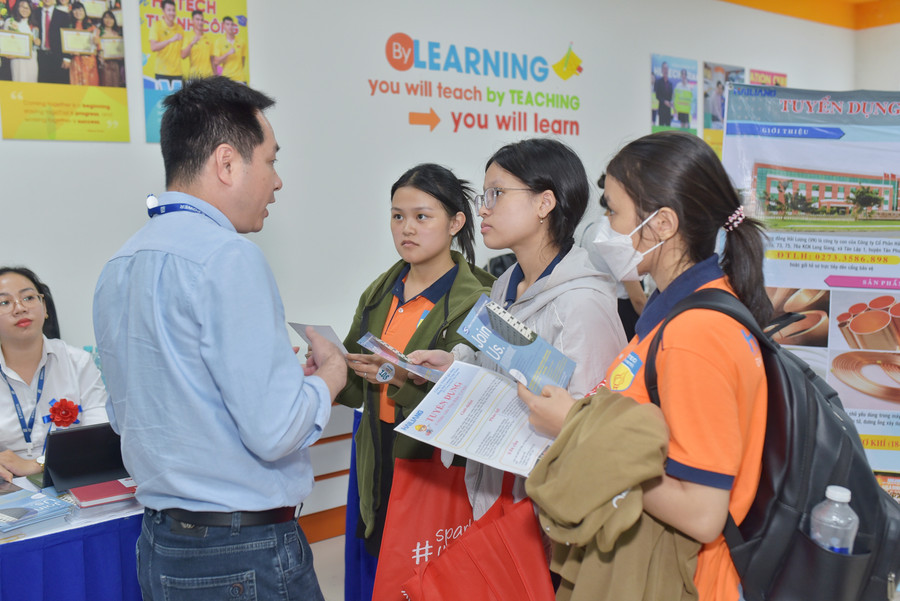 Sinh viên tìm hiểu cơ hội nghề nghiệp tại HUTECH International Job Fair 2025. ntn-6106.jpg