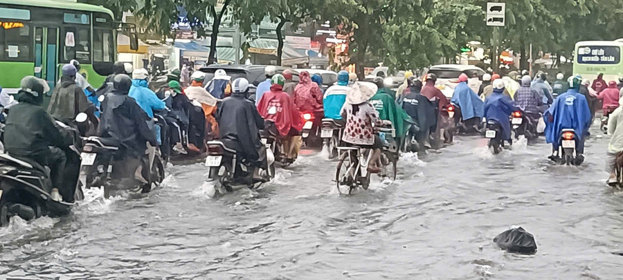 Tuyến đường Hồng Bàng (Quận 6, TPHCM) thường xuyên ngập nước khi có mưa lớn. (Ảnh: Q.H) 0e24443dea675f390676.jpg