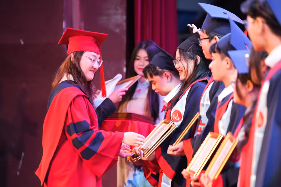 UEF trao bằng tốt nghiệp cho hơn 300 tân cử nhân và hơn 100 thạc sĩ.