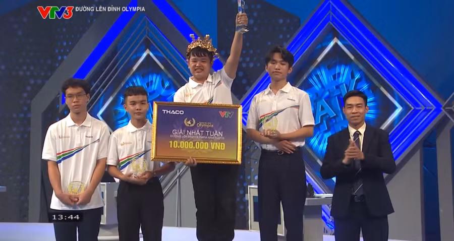 Lục Duy Mạnh đến từ Trường THPT Chợ Đồn, Bắc Kạn giành vòng nguyệt trận thi tuần Olympia với phong độ ấn tượng.