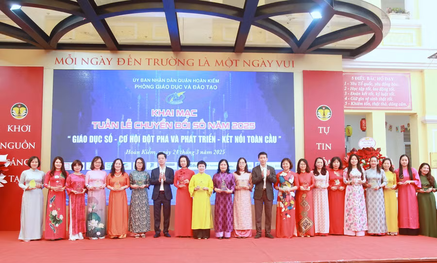 Lãnh đạo quận Hoàn Kiếm trao lưu niệm của chương trình cho các đơn vị tham gia.