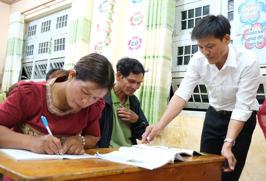 Huy động tối đa người mù chữ ra lớp là nhiệm vụ cấp bách của cả hệ thống chính trị, là nền tảng nâng cao chất lượng giáo dục phổ thông.