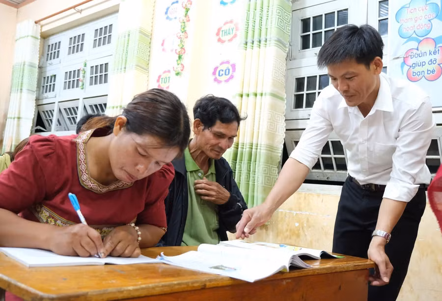 Huy động tối đa người mù chữ ra lớp là nhiệm vụ cấp bách của cả hệ thống chính trị, là nền tảng nâng cao chất lượng giáo dục phổ thông.