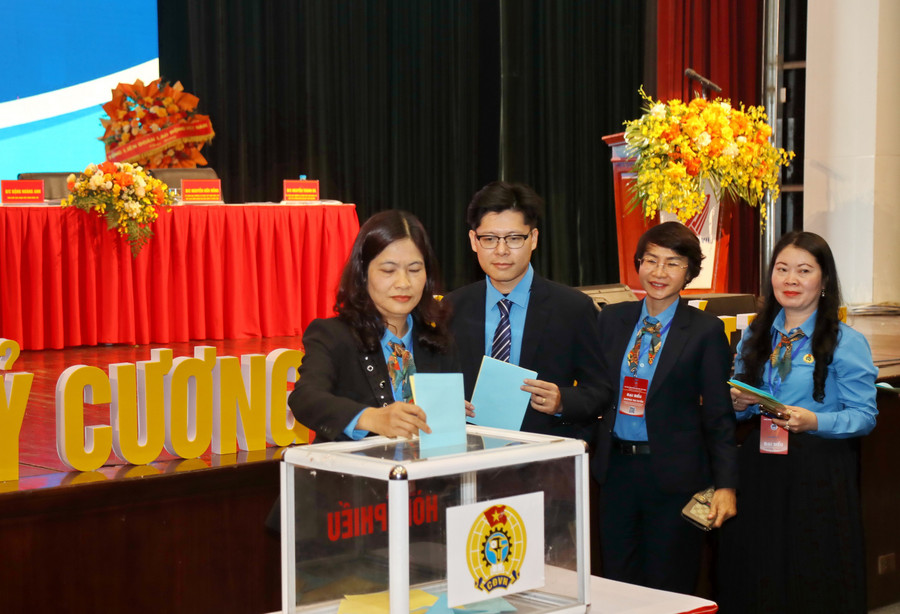 Các đại biểu bỏ phiếu tại Đại hội.