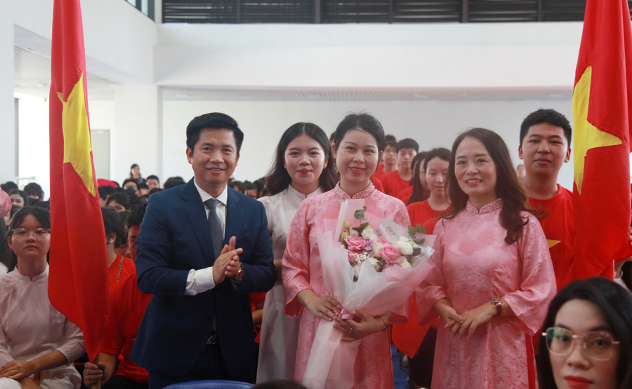 Các thầy cô giáo chào đón học sinh lớp 10. img-0123.jpg