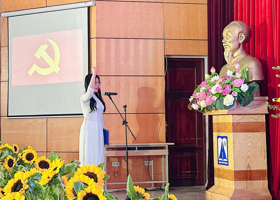 Tân đảng viên Đỗ Khánh Huyền tuyên thệ trước cờ Tổ quốc, cờ Đảng và chân dung Chủ tịch Hồ Chí Minh. knd2.jpg