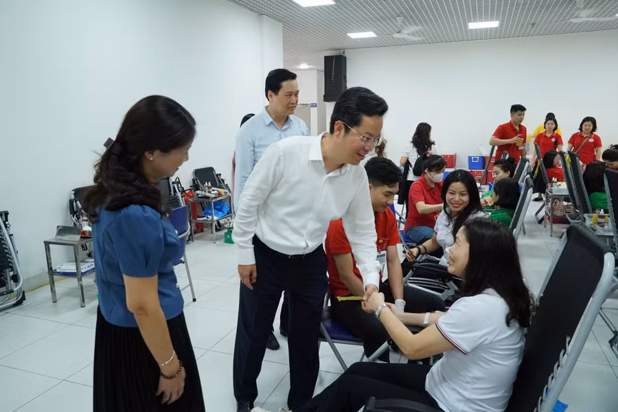 Bí thư Quận ủy Hoàn Kiếm Vũ Đăng Định động viên các cán bộ giáo viên tham gia hiến máu tình nguyện.