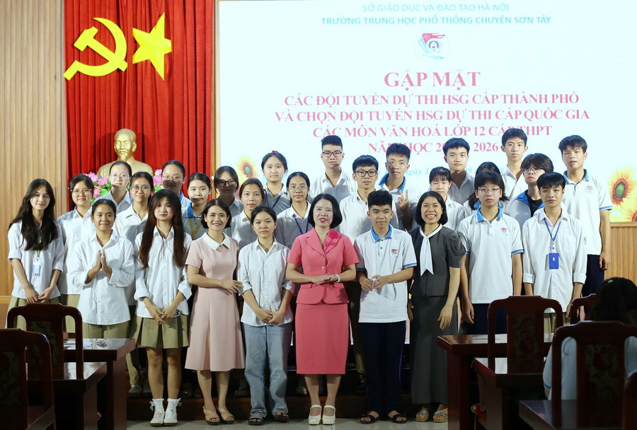 Trường THPT chuyên Sơn Tây gặp mặt, động viên các em học sinh trong đội tuyển.