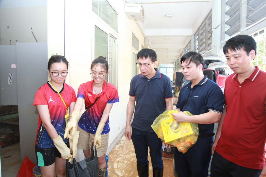 Đoàn công tác thăm ký túc xá và thăm hỏi động viên sinh viên. img-0151.jpg