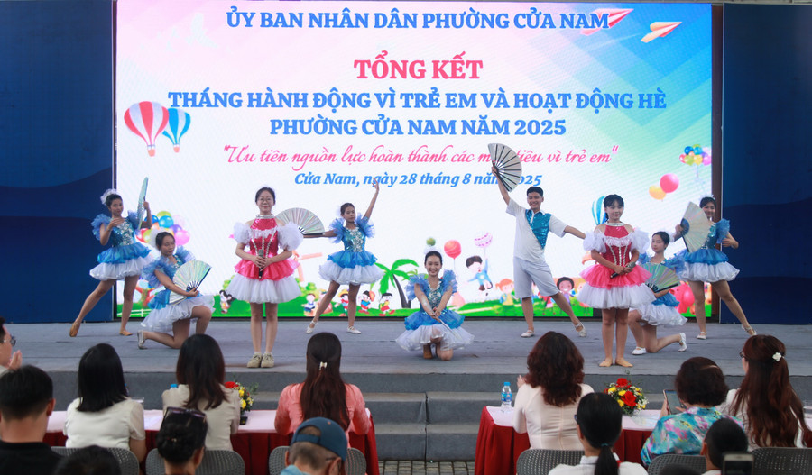 Tiết mục văn nghệ chào mừng của các em học sinh.