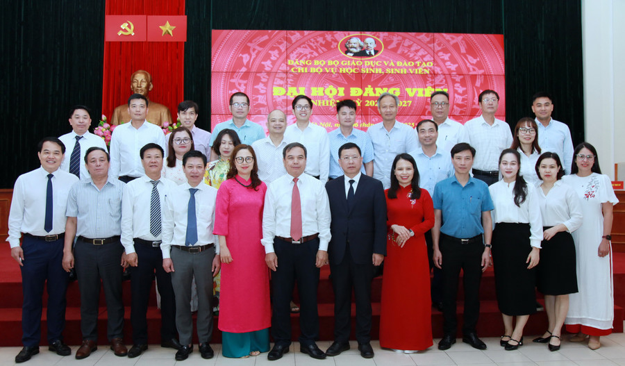 Các đảng viên trong Chi bộ chụp ảnh lưu niệm. img-0797.jpg