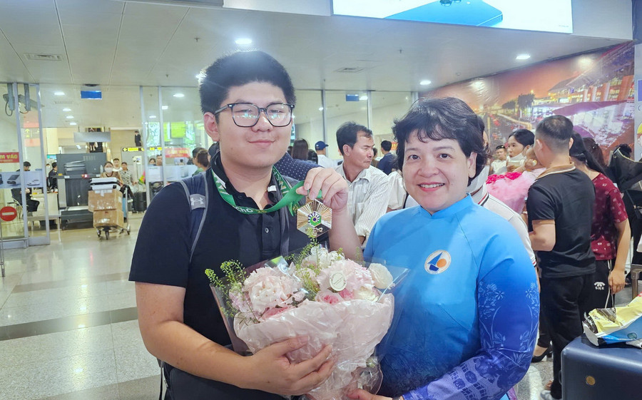 Nhà giáo Trần Thùy Dương chúc mừng thành tích của học sinh Trần Trung Kiên.