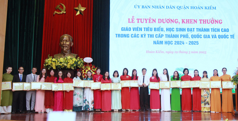 Lãnh đạo quận Hoàn Kiếm khen thưởng các giáo viên tiêu biểu, xuất sắc. img-0251.jpg