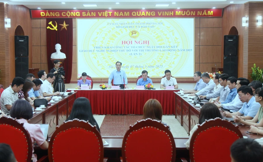 Giám đốc Sở GD&ĐT Hà Nội Trần Thế Cương thông tin tại hội nghị.