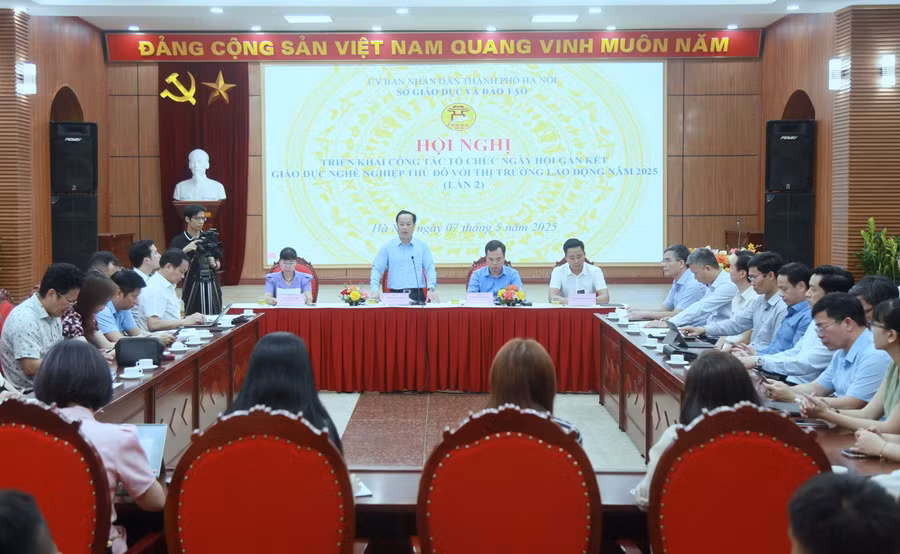 Giám đốc Sở GD&ĐT Hà Nội Trần Thế Cương thông tin tại hội nghị.