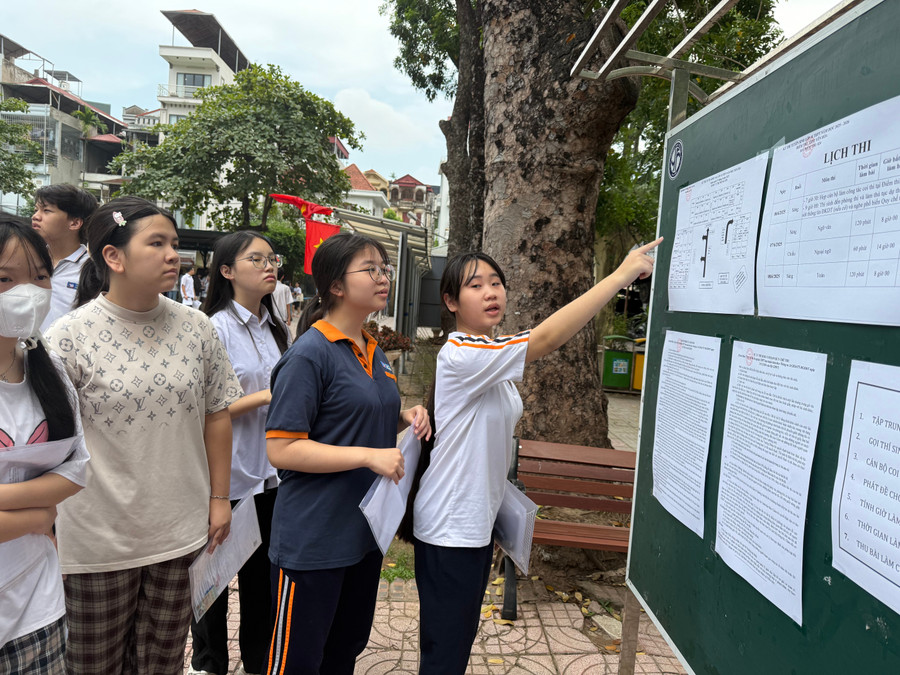 Thí sinh xem số báo danh tại Điểm thi Trường THPT Yên Hoà (quận Cầu Giấy). img-5335.jpg