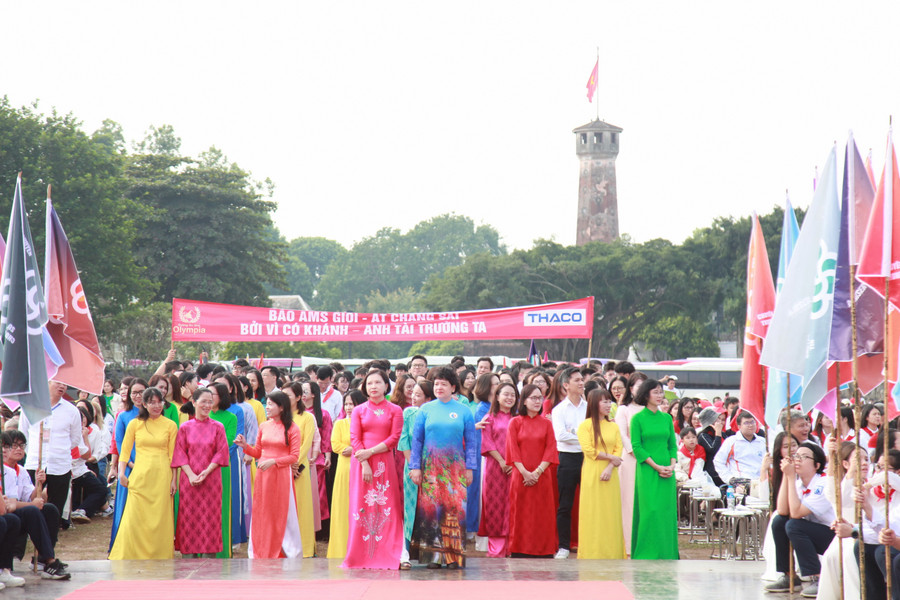 Các thầy cô giáo, học sinh Trường THPT chuyên Hà Nội - Amsterdam cổ vũ cho Bảo Khánh tại điểm cầu khu di tích Hoàng Thành Thăng Long. img-0131.jpg