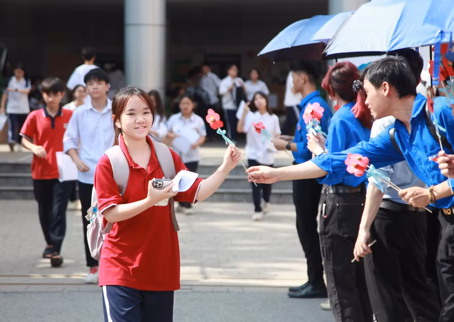 Thí sinh được tặng hoa khi rời điểm thi Trường THCS Tân Mai (quận Hoàng Mai)