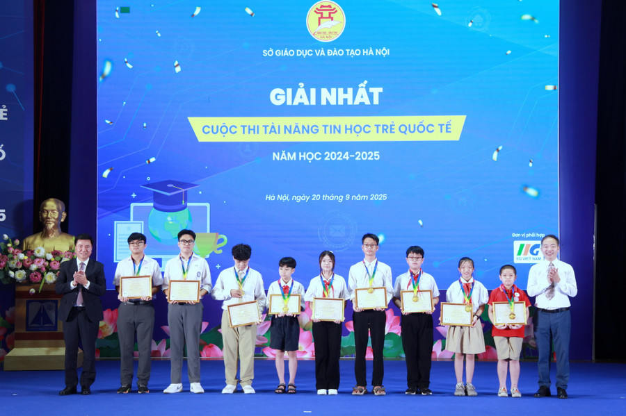 Ông Nguyễn Ngọc Hà - Phó Cục trưởng Cục Quản lý chất lượng (Bộ GD&ĐT) và ông Đoàn Hồng Nam - Chủ tịch IIG Việt Nam trao thưởng cho các học sinh đoạt giải Nhất.