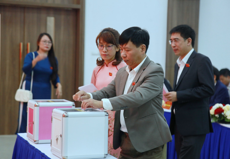 Các đại biểu bỏ phiếu bầu cử tại Đại hội. img-0212.jpg