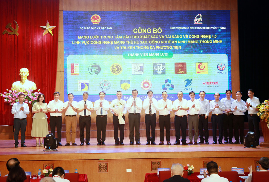 Thứ trưởng Nguyễn Văn Phúc tặng hoa chúc mừng đại diện 7 mạng lưới trung tâm đào tạo xuất sắc.
