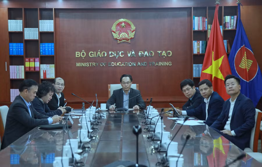 Thứ trưởng Hoàng Minh Sơn chủ trì cuộc họp tại điểm cầu Bộ GD&ĐT.