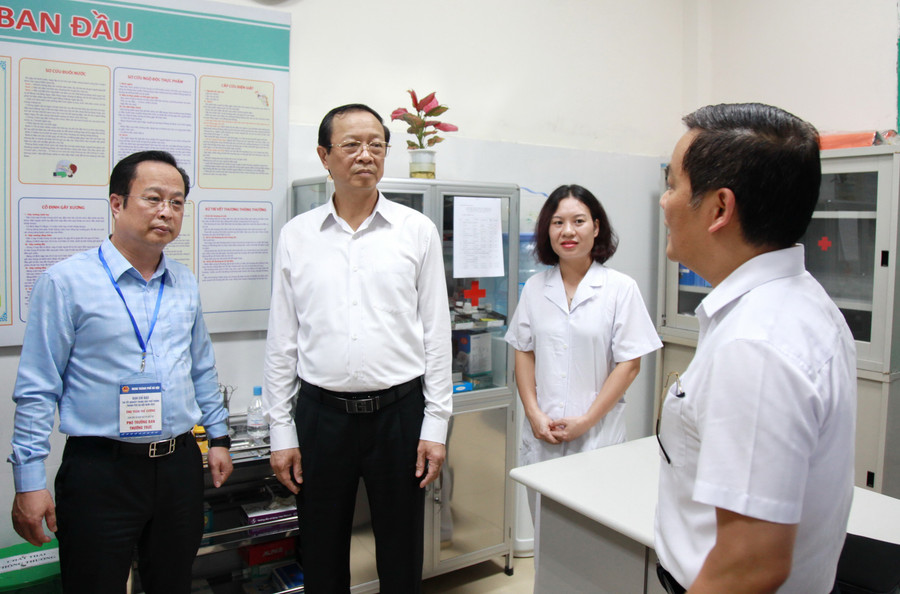 Thứ trưởng Phạm Ngọc Thưởng kiểm tra phòng y tế của điểm thi Trường THCS Trưng Vương. img-0118.jpg