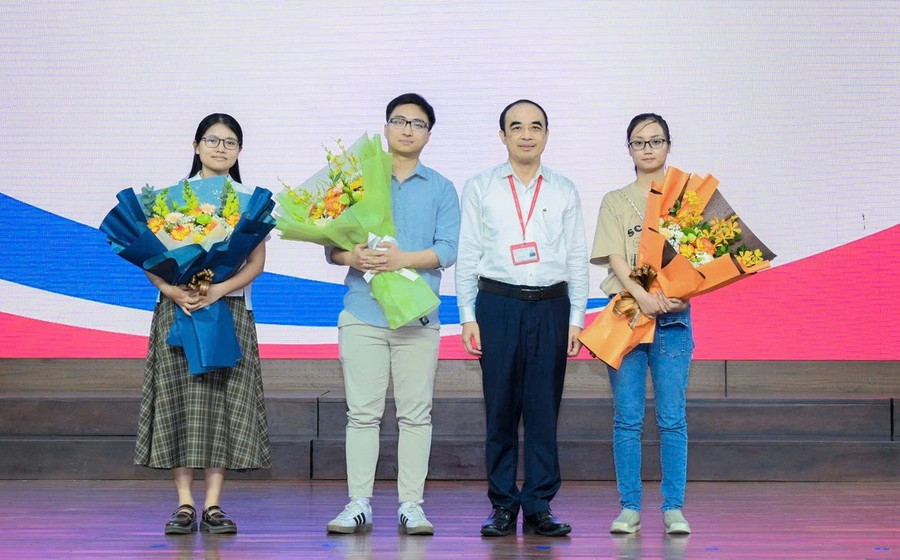 Bác sĩ Vũ Ngọc Duy, thủ khoa kỳ thi bác sĩ nội trú Trường Đại học Y Hà Nội nhận hoa chúc mừng từ thầy hiệu trưởng. 546390383-1205186414986982-272884688428410988-n.jpg