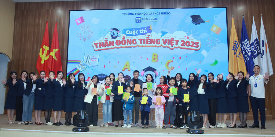 Các đại biểu, các thầy cô giáo và các em học sinh tại chương trình khởi động cuộc thi “Thần đồng Tiếng Việt 2025”.